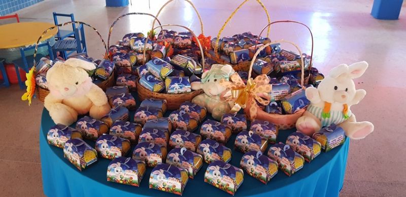 Festa e alegria na entrega de ovos de páscoa nas escolas municipais